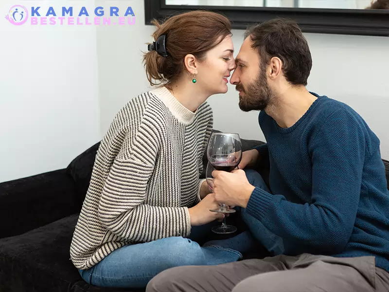 Cialis-koppel-verliefd-op-de-bank